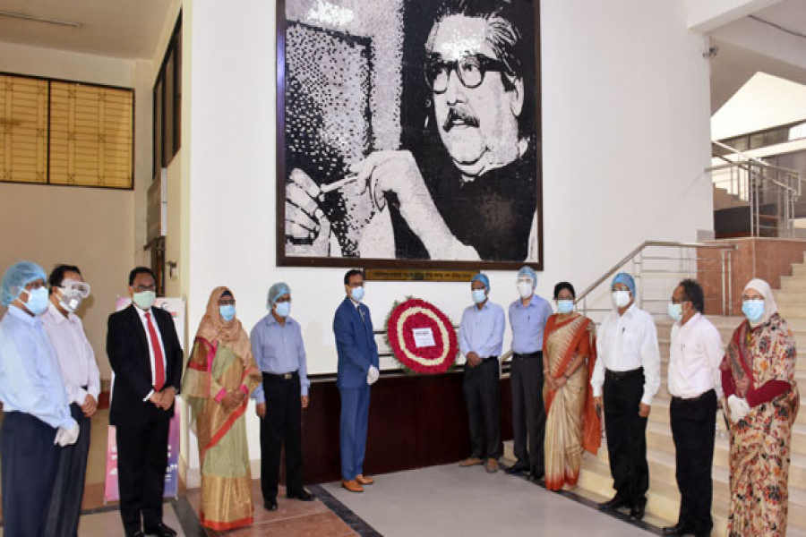 বঙ্গবন্ধুর ম্যুরালে পুস্পার্ঘ অর্পণ করে শ্রদ্ধা নিবেদন করেন পিএসসির বিদায়ী চেয়ারম্যান