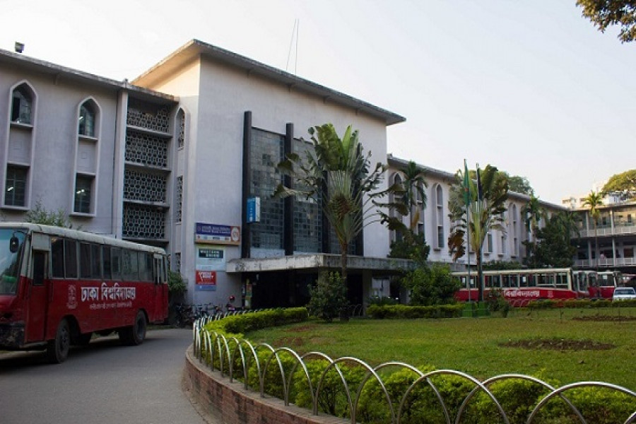 ঢাকা বিশ্ববিদ্যালয়ে আগুন, রিকশাচালক দগ্ধ