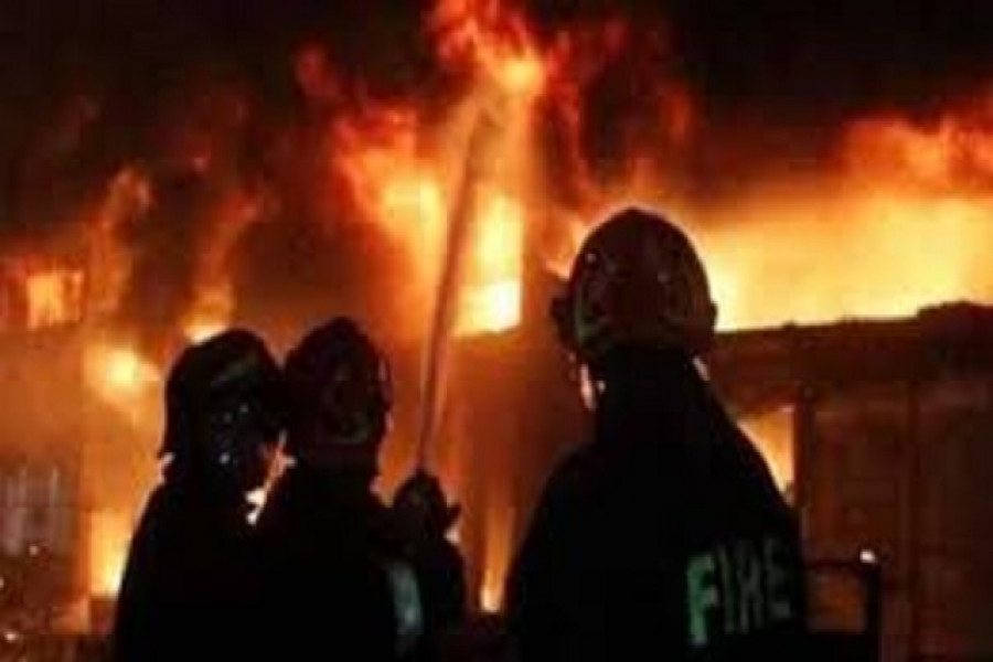 বনানীতে বহুতল ভবনের ১৫ তলায় আগুন 