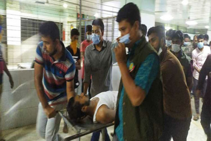 ঢামেকে নেয়ার সময় নুর