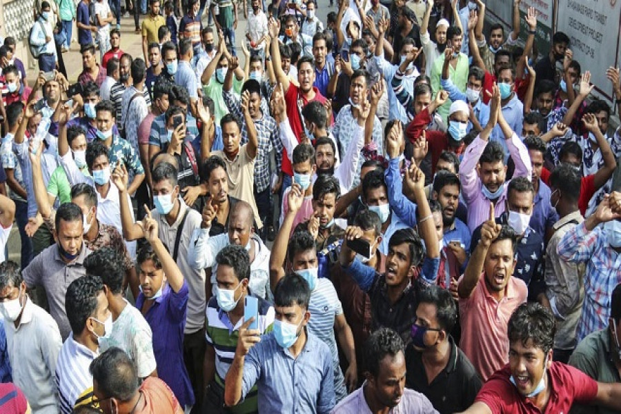 রাজধানীর কারওয়ানবাজারে প্রবাসীদের সড়ক অবরোধ