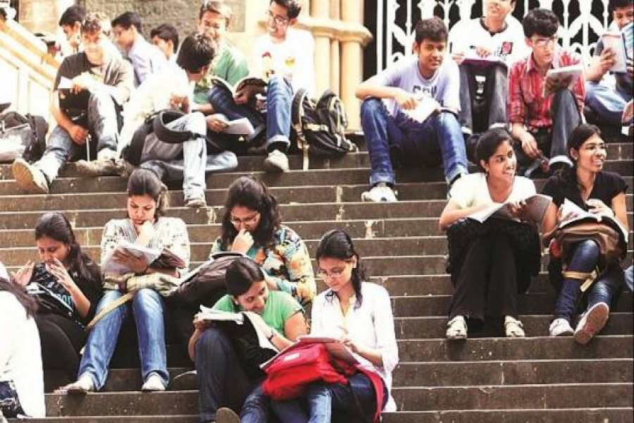 ক্যাম্পাসে আড্ডা দিচ্ছে বিশ্ববিদ্যালয় শিক্ষার্থীরা