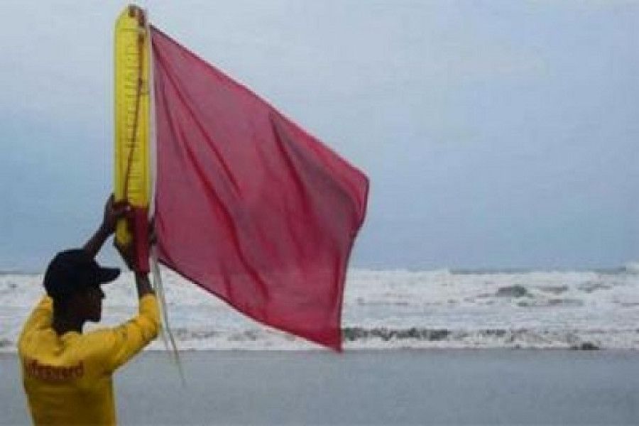 ৪ সমুদ্রবন্দরকে তিন নম্বর সতর্কতা সংকেত 