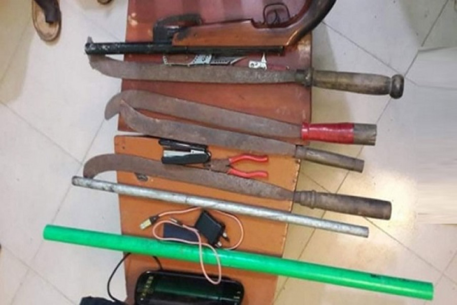 অভিযুক্ত এক ধর্ষকের বাসা থেকে দেশি-বিদেশি অস্ত্র উদ্ধার করেছে পুলিশ