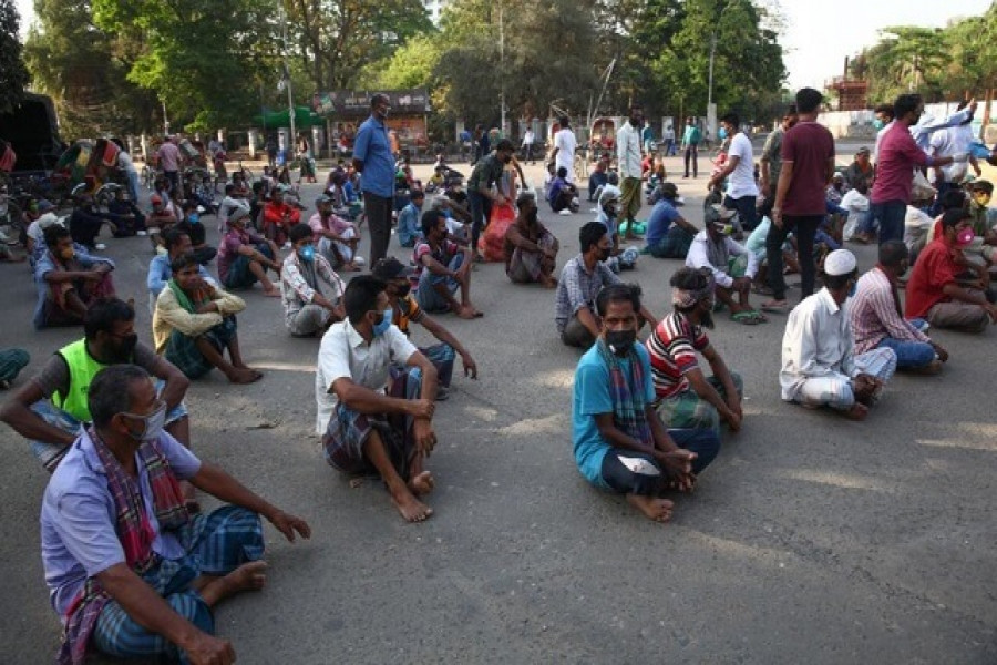 করোনাকালে কাজ হারানো মানুষকে সহযোগিতা করতে এগিয়ে আসে অনেক ব্যক্তি ও প্রতিষ্ঠান