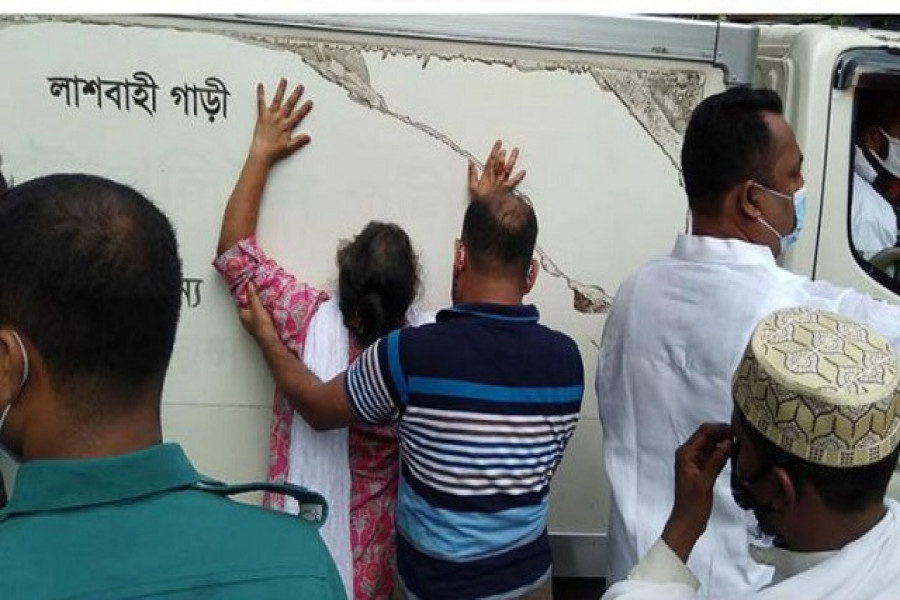 গাড়ি ধরে কাঁদছেন অ্যাটর্নি জেনারেলের স্ত্রী