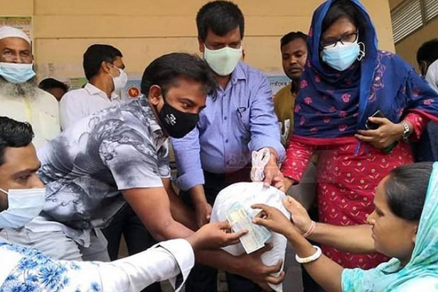 নাটোরে ২৫০ পরিবারে ডিসির খাদ্য সহায়তা