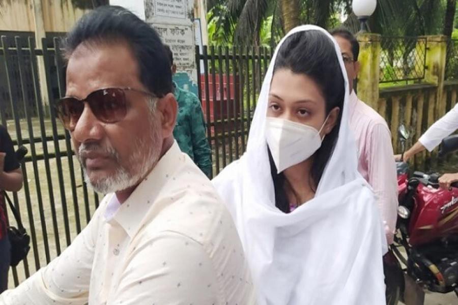 বাবার মোটারসাইকেলে সকালেই আদালতে হাজির হন মিন্নি