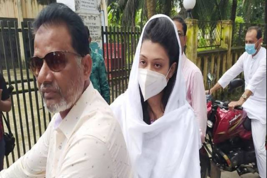 বাবার সঙ্গে মোটরসাইকেলে চড়ে আদালতে আসেন আয়শা সিদ্দিকা মিন্নি