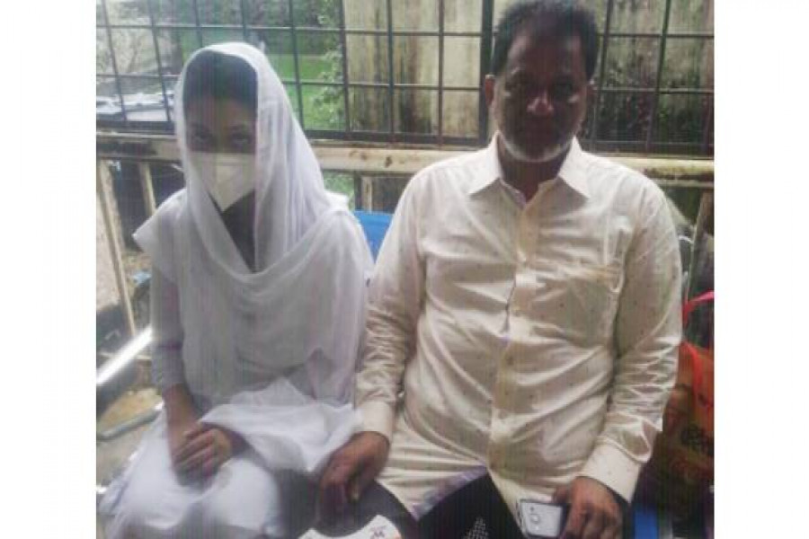 জজ আদালতে বিচারকক্ষের সামনের বারান্দায় চেয়ারে বসে আছেন মিন্নি ও তার বাবা