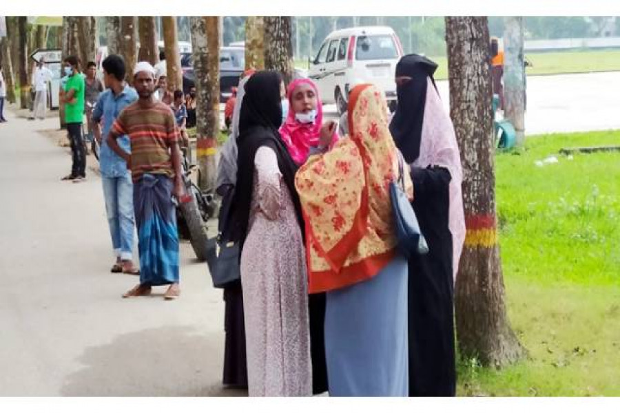 আদালতের বাইরে দাঁড়িয়ে আসামিদের মুক্তির জন্য দোয়া-দরুদ পড়ছেন স্বজনরা