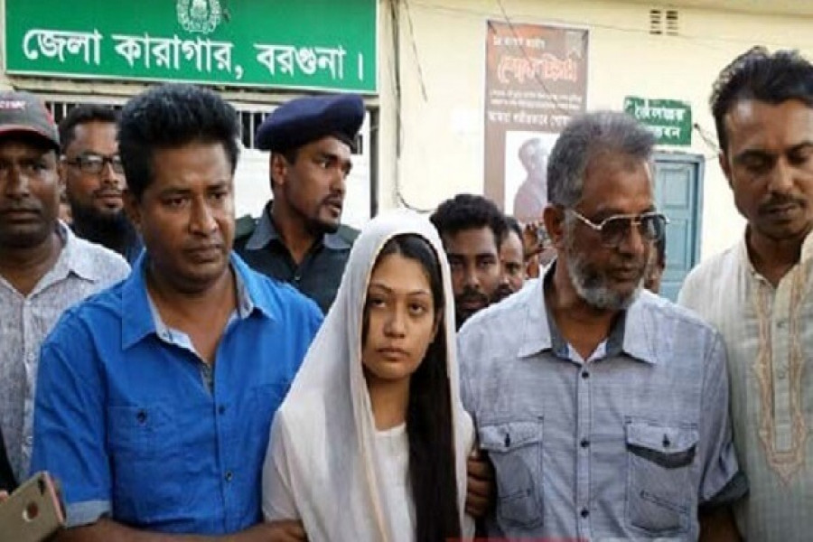 বাবার সঙ্গে আয়েশা সিদ্দিকা মিন্নি