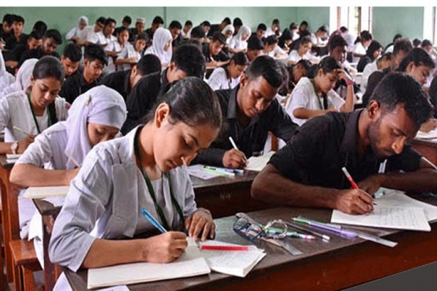 পরীক্ষার হলে শিক্ষার্থীরা