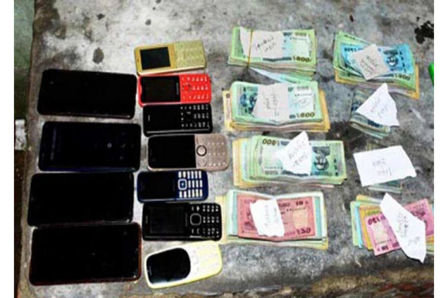 বন্ধ ছাত্রাবাসে জুয়ার আসর, আড়াই লাখ টাকাসহ ১০ জন আটক