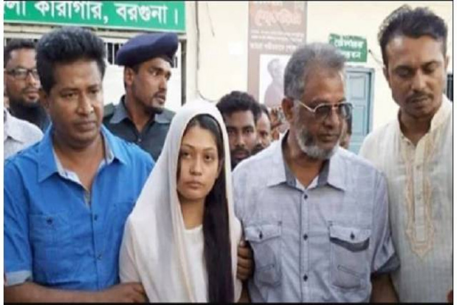 বাবা মোজাম্মেল হোসেন কিশোরের সঙ্গে আয়শা সিদ্দিকা মিন্নি