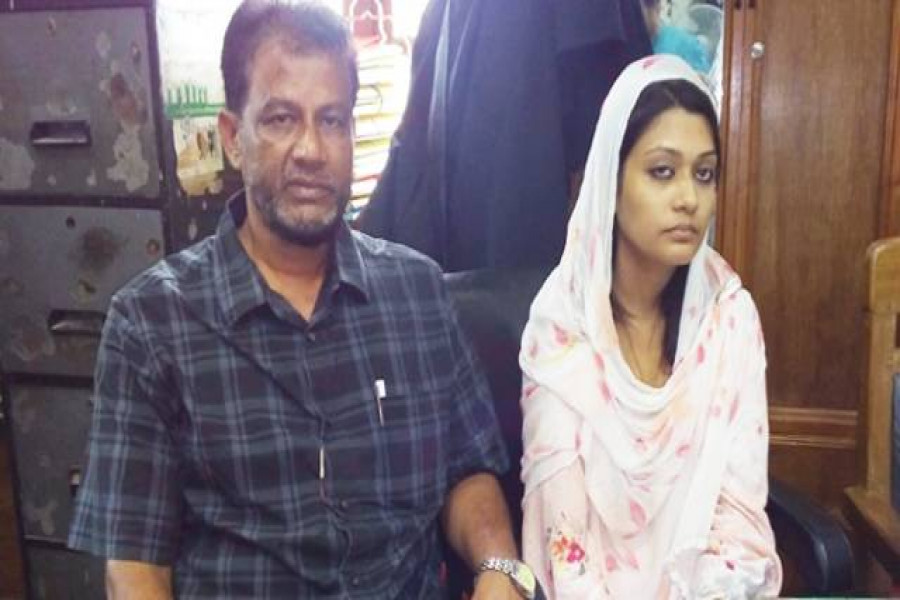 আয়েশা সিদ্দিকা মিন্নি ও তার বাবা মোজাম্মেল হোসেন কিশোর