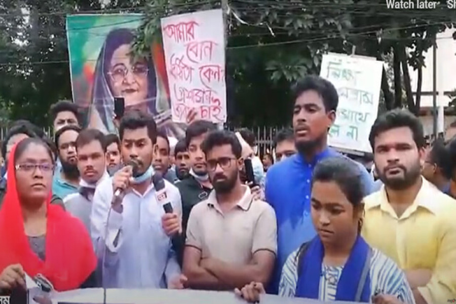 বক্তব্যে রাখছেন ভিনি নুর