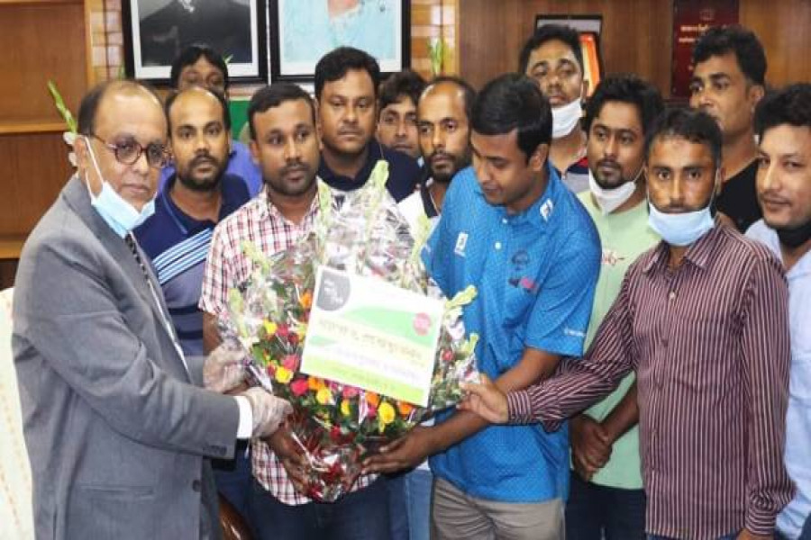 নবনিযুক্ত উপাচার্যকে ফুল দিয়ে শুভেচ্ছা জানাচ্ছেন ছাত্রলীগের সাবেক কর্মীরা
