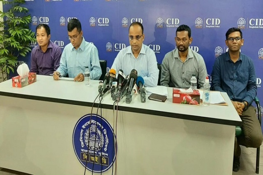 ব্রিফিং করছেন সিআইডির সাইবার পুলিশের বিশেষ পুলিশ সুপার এসএম আশরাফুল আলম