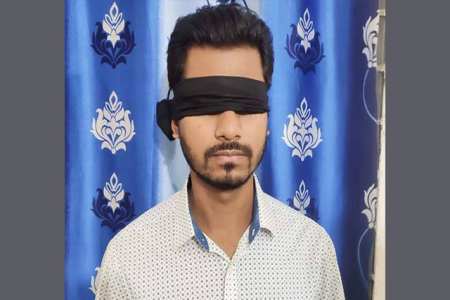 চোখে কালো কাপড় বেঁধে প্রতিবাদ নুরের