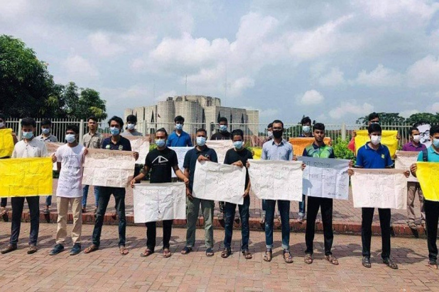ধর্ষণের প্রতিবাদ জাতীয় সংসদ ভবনের সামনে শেকৃবির শিক্ষার্থীরা