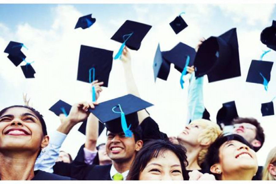 গ্র্যাজুয়েট শিক্ষার্থীদের উল্লাস