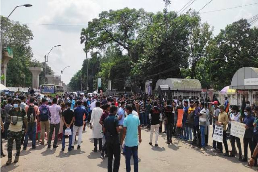 শাহবাগে বিক্ষোভ শুরু,  স্বরাষ্ট্র মন্ত্রণালয় অভিমূখে যাত্রা