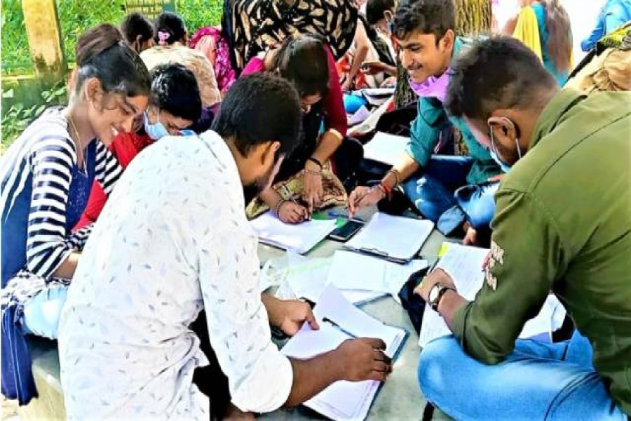 গাছের নীচে বসে পরীক্ষা