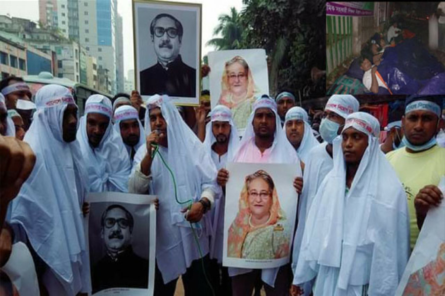 কাফনের কাপড় গায়ে দিয়ে আন্দোলনে নিয়োগপ্রত্যাশীরা। ইনসেটে খোলা আকাশের নিচে রাত যাপন