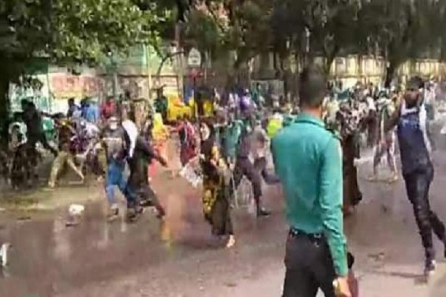 আন্দোলনরতদের উপর পুলিশের হামলা