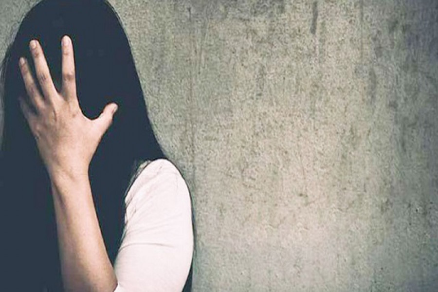 গ্যারেজে আটকে কলেজ ছাত্রীকে শ্লীলতাহানি