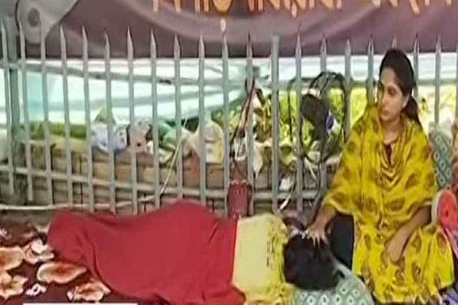 অসুস্থ হয়েও অনশনে অনড় ঢাবি ছাত্রী