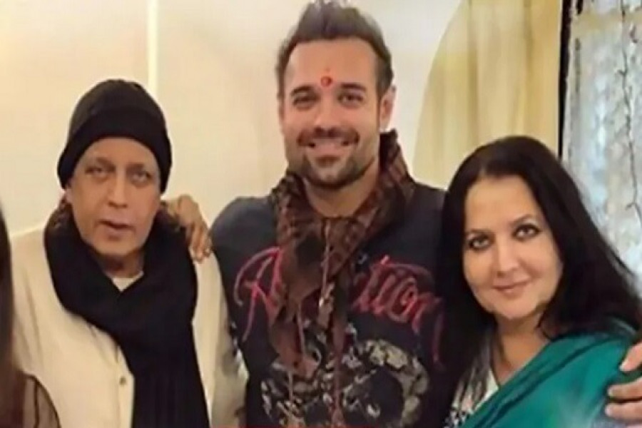 মিঠুনের সঙ্গে ছেলে মিমো ও স্ত্রী যোগিতা বালি