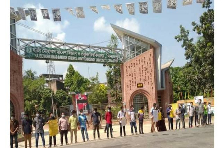 পরীক্ষা নেয়ার দাবিতে হাবিপ্রবি ক্যাম্পাসে শিক্ষার্থীদের মানববন্ধন