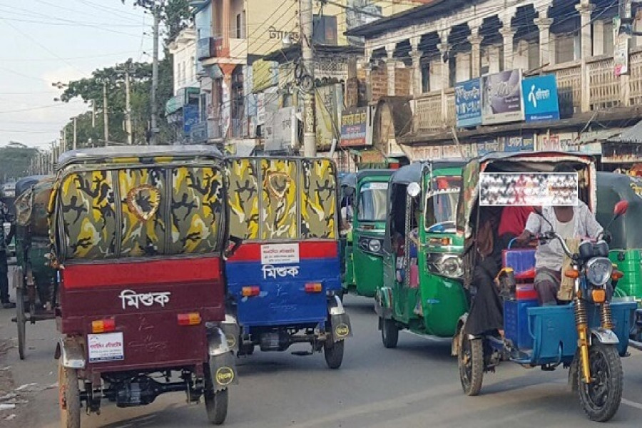 অটোরিকশা থেকে লাফিয়ে নিজেকে রক্ষা করলেন কলেজ ছাত্রী
