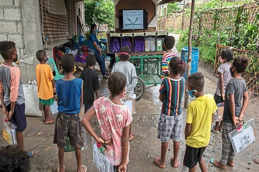করোনার কারণে শিশুদের কাছে যাচ্ছে রিকশা-স্কুল