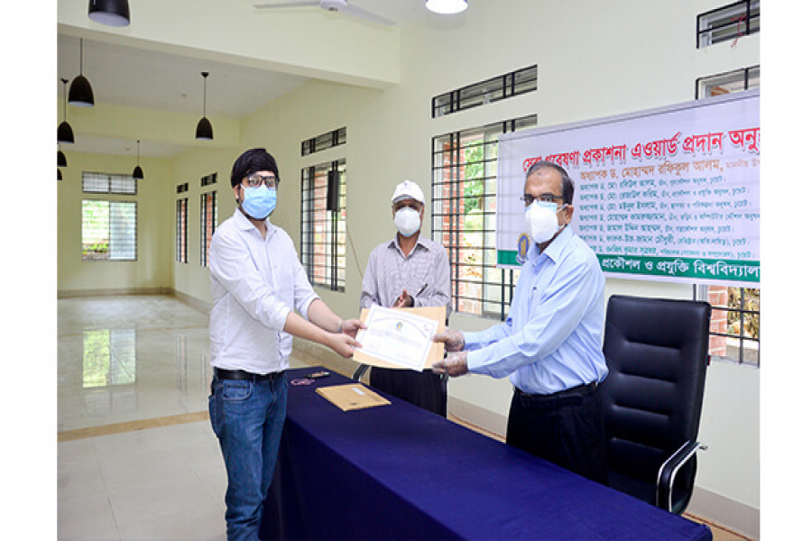 ‘সেরা গবেষণা প্রকাশনা’ অ্যাওয়ার্ড প্রদান অনুষ্ঠানে চুয়েট ভিসি