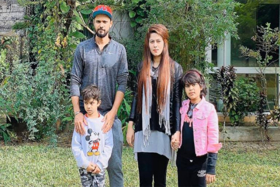 মাশরাফি ও তার স্ত্রী সুমির সঙ্গে  হুমায়রা মর্তুজা ও সাহেল মর্তুজা