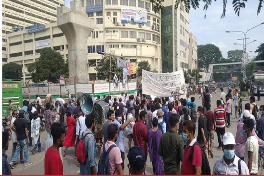 লংমার্চে হামলার প্রতিবাদে শাহবাগ মোড় অবরোধ 