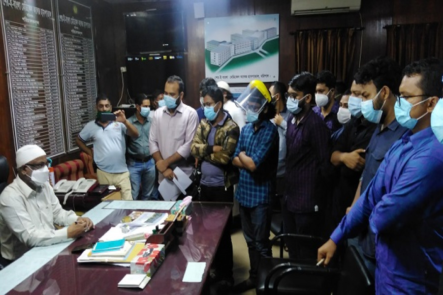 শের-ই-বাংলা মেডিক্যাল কলেজ হাসপাতালের পরিচালককে স্মরকলিপি প্রদান করছেন ইন্টার্ন চিকিৎসকরা