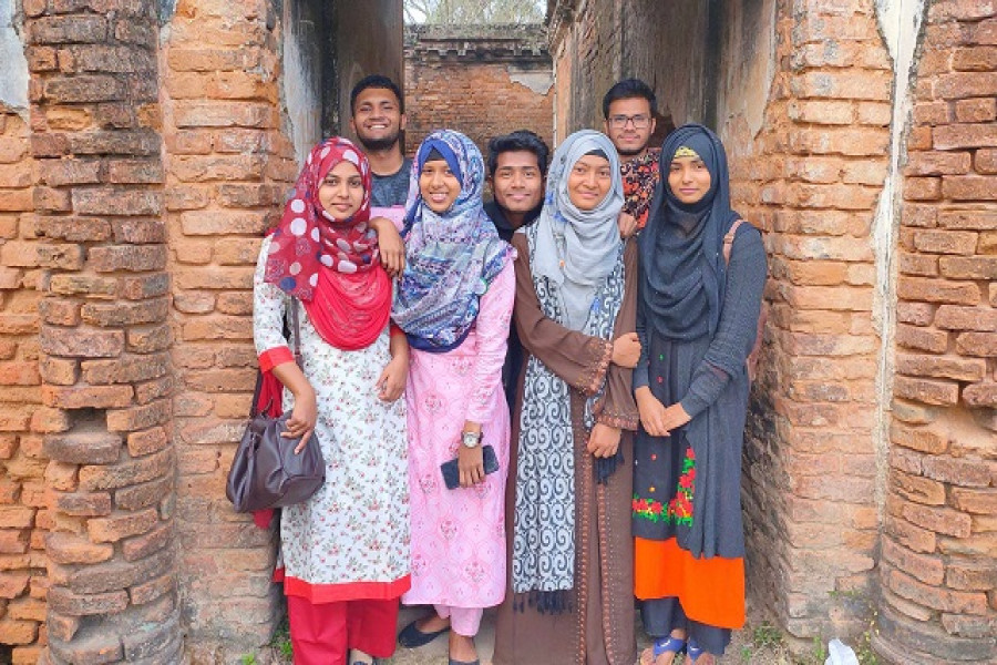 মিয়ার দালানে লেখক ও তার সাথে অন্য পর্যটকরা