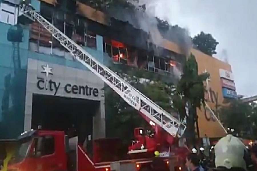 মুম্বাইয়ে শপিংমলে ভয়াবহ আগুন 