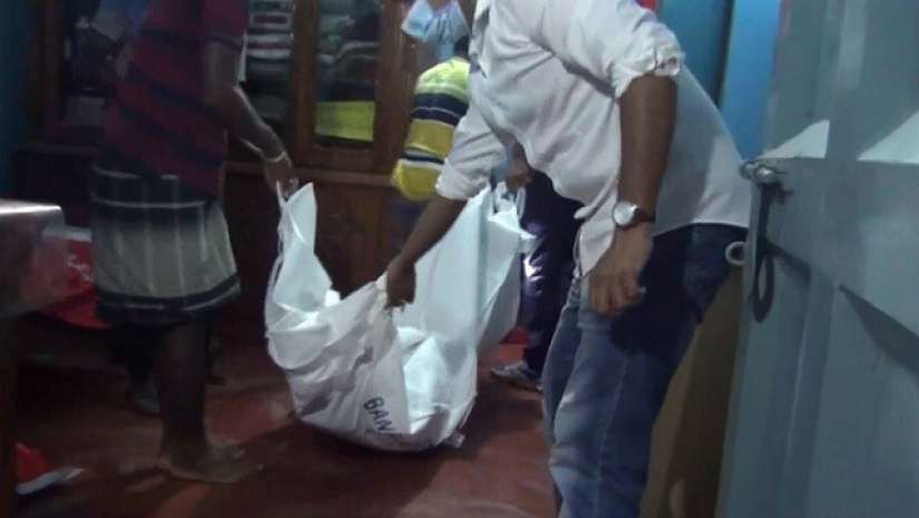 নড়াইলে অরুণ রায় নামে এক শিক্ষকের গলা কাটা মরদেহ উদ্ধার করেছে পুলিশ