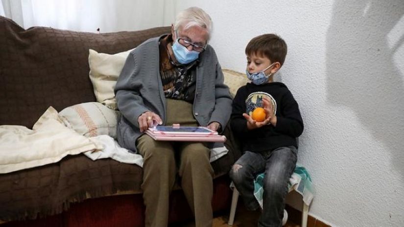 করোনাকে জয় করলেন ৯৯ বছর বয়সি দাদি