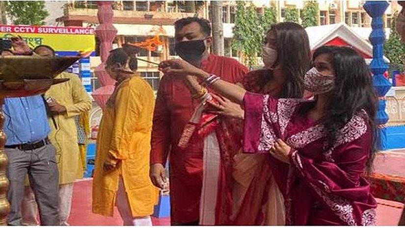সৃজিত মুখোপাধ্যায় এবং তার স্ত্রী রাফায়েত রশিদ মিথিলা পূজায়