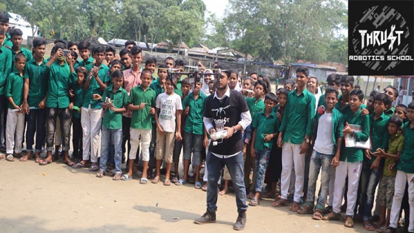 ঢাকা বাইরে একটি স্কুলে দলটির প্রদর্শনী দেখছেন শিক্ষার্থীরা