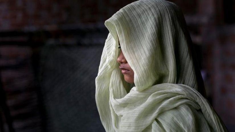 সুদের টাকার বিনিময়ে স্ত্রীকে ঋণদাতার হাতে তুলে দেন স্বামী!