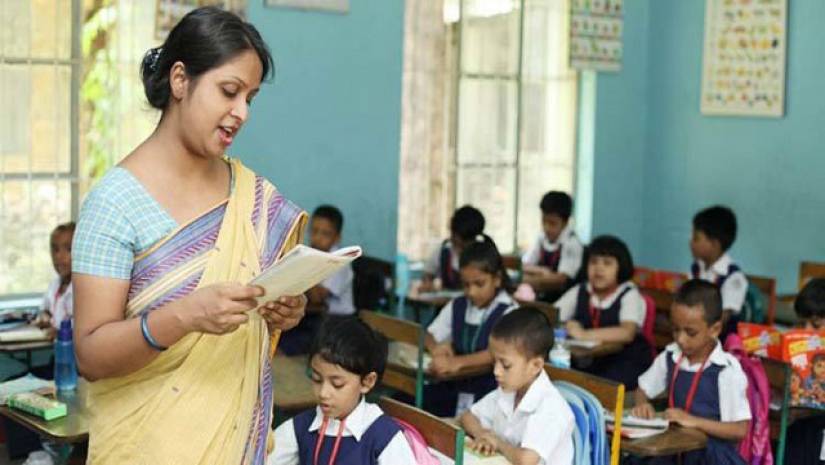 প্রাথমিকের ক্লাস নিচ্ছেন এক শিক্ষিকা