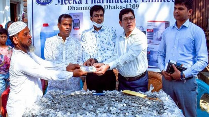 কয়েনের বিনিময়ে টাকা নিচ্ছেন সবজি ব্যবসায়ী খবির