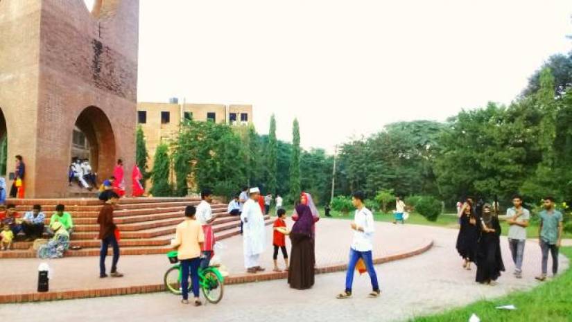 জাবি ক্যাম্পাসে দর্শনার্থীদের ভিড়